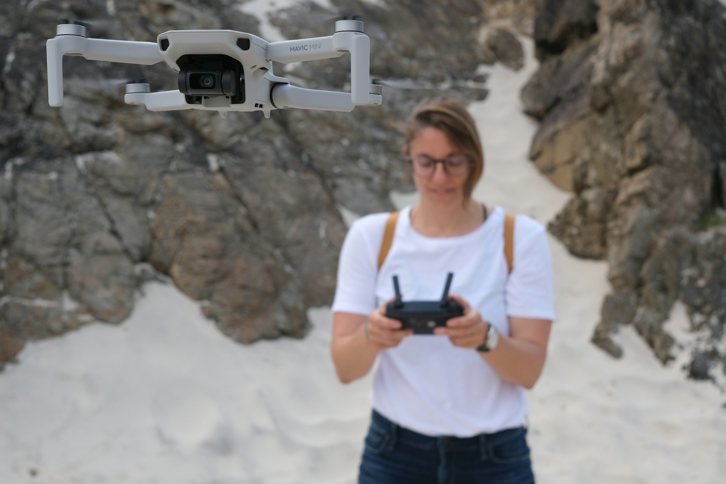 Pilote de drone préparant son matériel pour une mission